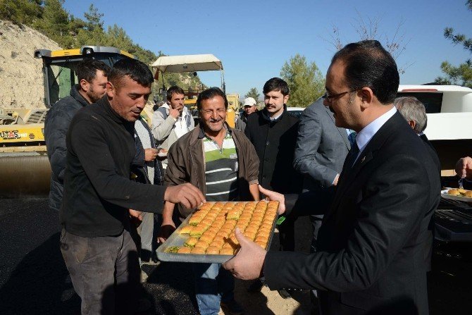 Uşak Belediyesi’nden Köy Yollarına Destek