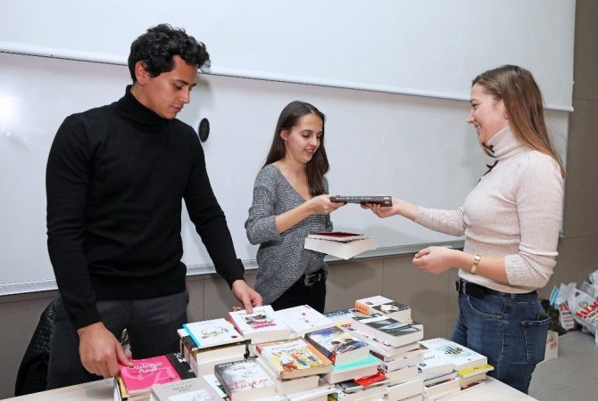 Üniversiteli Abla Ve Ağabeylerinden İlk Ve Ortaöğretim Öğrencilerine Hediye Kitap