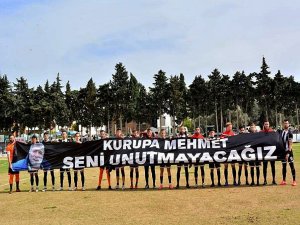 Toprağa Verilen Eski Yönetici İçin Futbolculardan Anlamlı Pankart