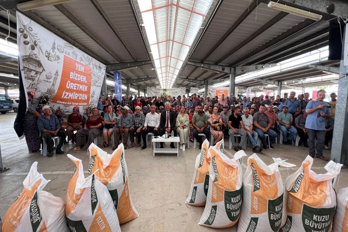 Büyükşehir’den Dikili’deki üreticiye yem desteği