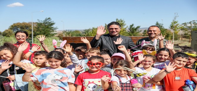 Aliağalı çocuklar Pati Park’ta sevimli dostlarla bir araya geldi