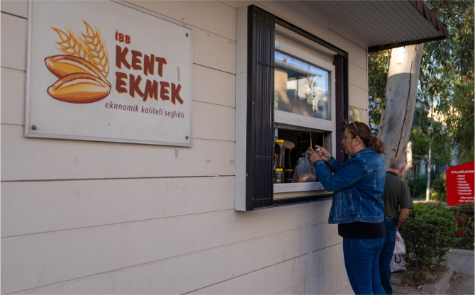 İzmir’de yurttaşın imdadına Halk Ekmek yetişiyor