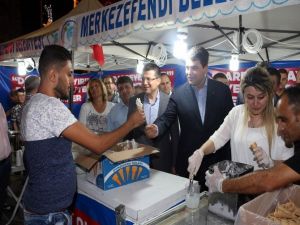 DP’li Uysal’dan Merkezefendi’nin Standında Denizlililere İkram