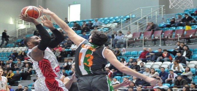 Muratbey Uşak, Yeşilgiresun Belediyespor'a 79-86 mağlup oldu.