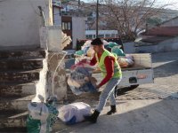 Dikili Belediyesi İhtiyaç Sahibi Ailelerin Yuvalarını Isıtıyor