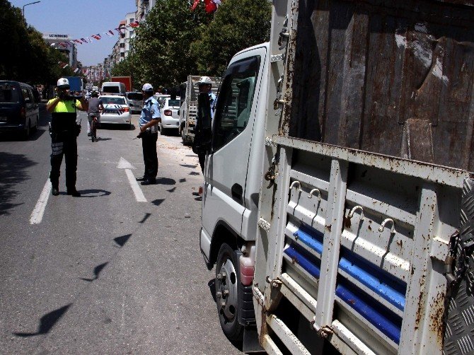 Sürücülere Emniyetten Pankartlı Uyarı