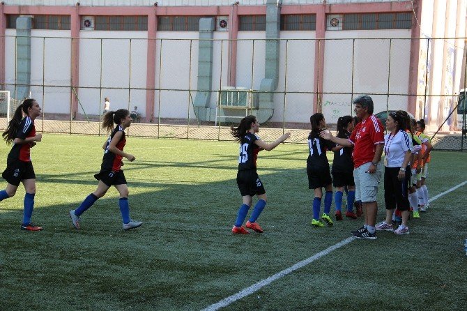 Futbolun Prensesleri Sahaya Çıktı