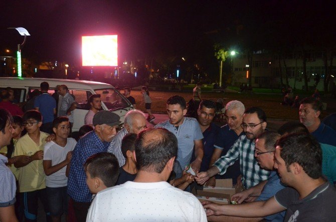 Esnaf Odasından Demokrasi Neferlerine Dondurma İkramı