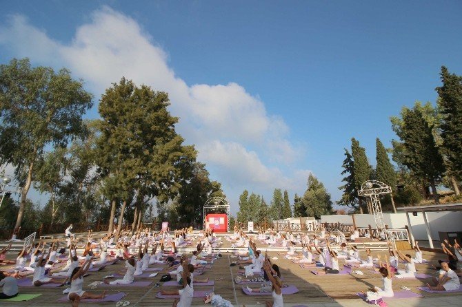 1. Dünya Yoga Koreografi Şampiyonası Kuşadası’nda Düzenlendi