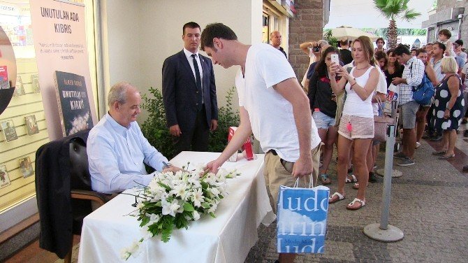 Başbuğ Yeni Kitabını İmzaladı