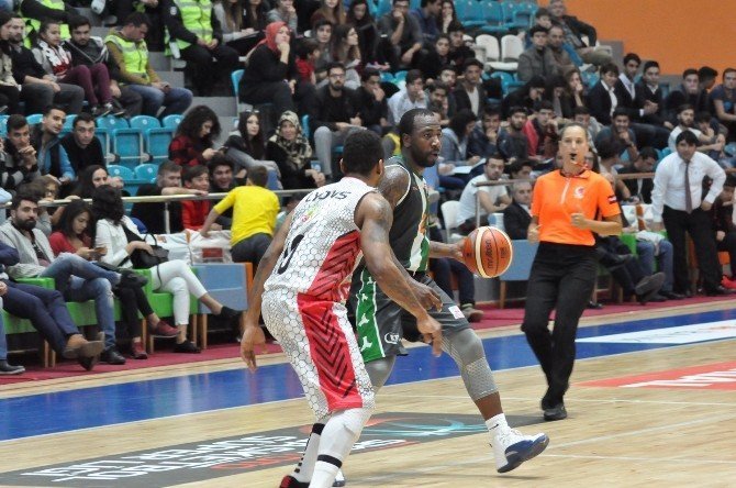 Muratbey Uşak, Yeşilgiresun Belediyespor'a 79-86 mağlup oldu.